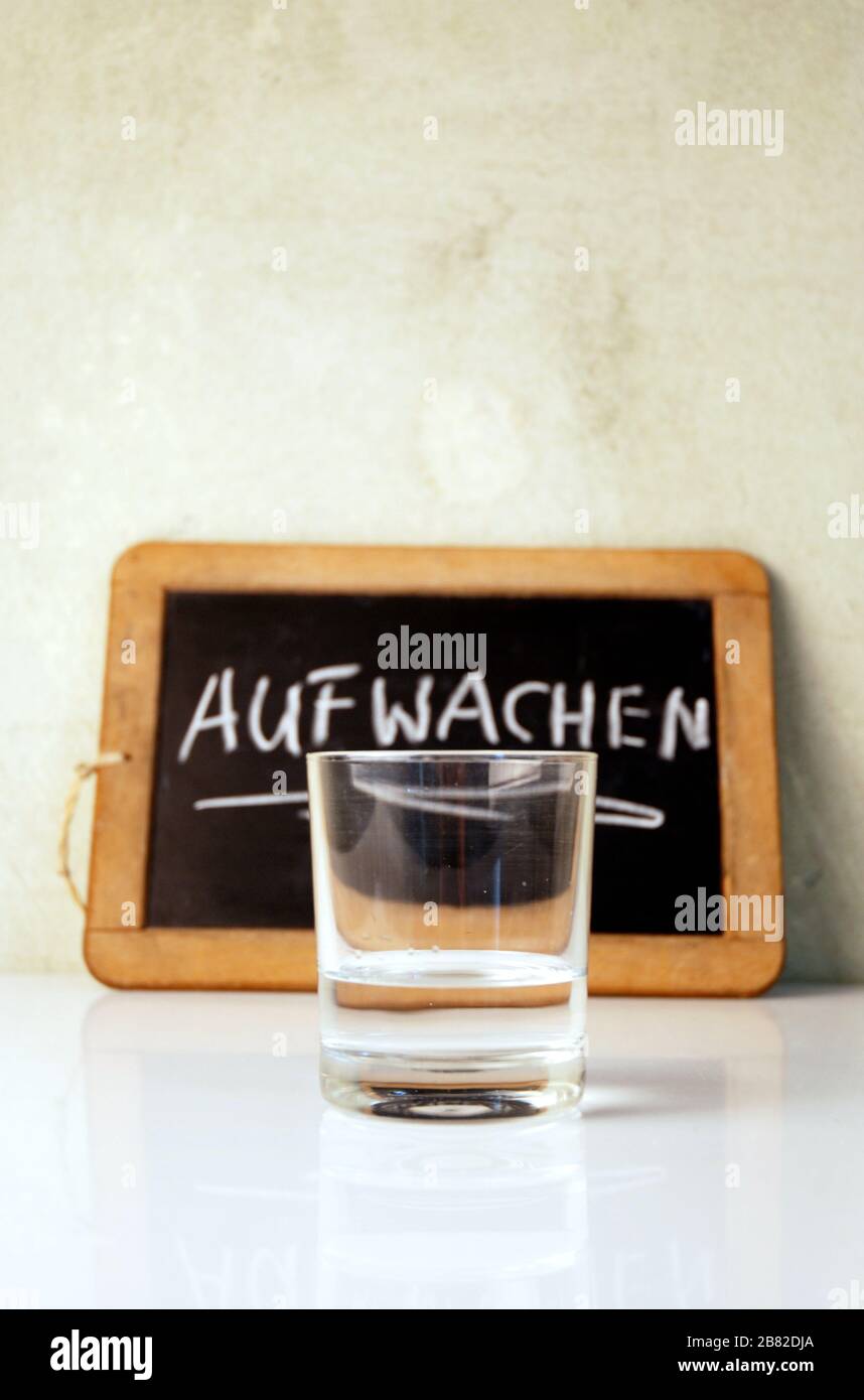 Glas de l'eau et le tableau de surveillance signe écrit se réveiller, en  allemand aufwachen Photo Stock - Alamy
