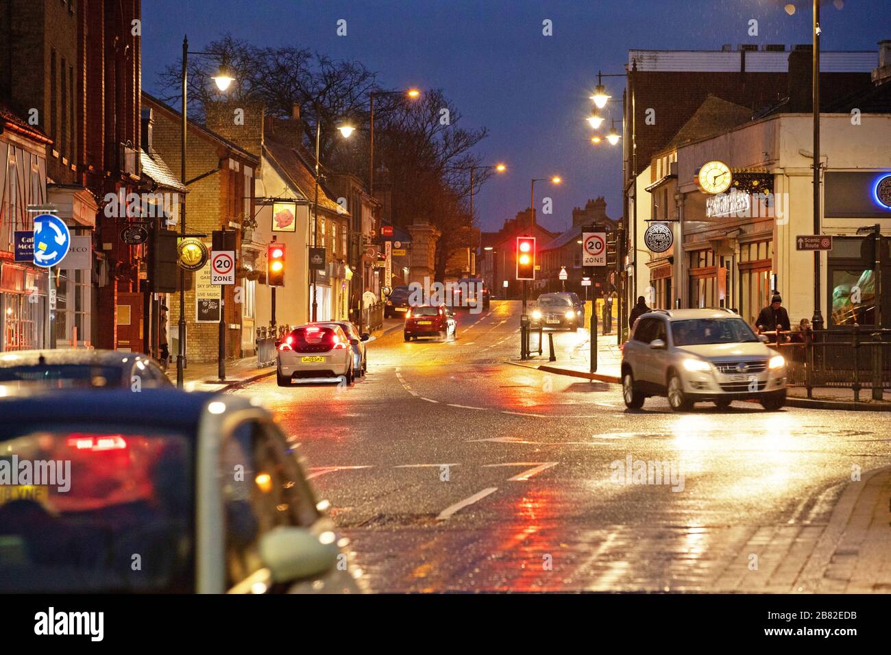 Trafic nocturne sur High Street, Biggleswade, royaume-uni Banque D'Images
