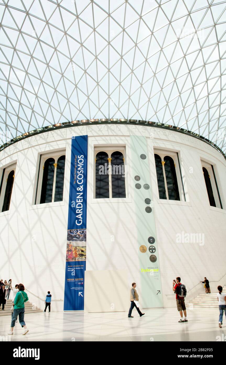 Au centre du British Museum se trouve la Grande Cour de la Reine Elizabeth II, la plus grande place publique couverte d'Europe. Il a été conçu par Forster et Partners. Banque D'Images