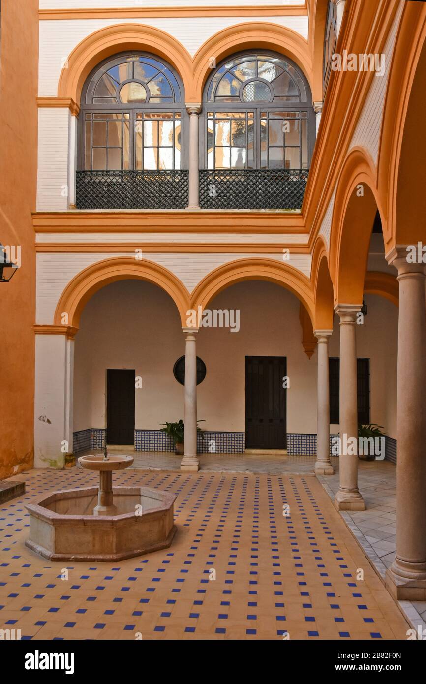 Une cour intérieure de l'Alcazar de Séville, Espagne Banque D'Images