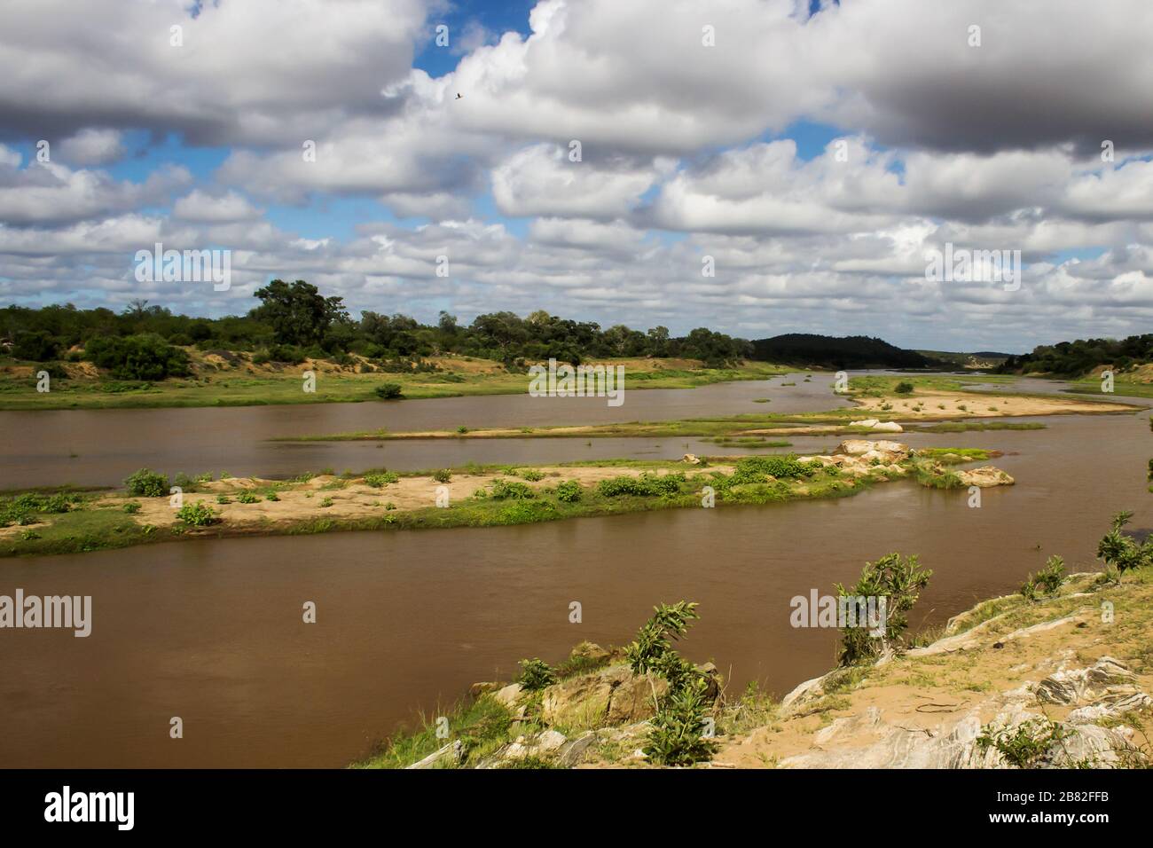 La rivière Olifants, Parc national Kruger, Afrique du Sud, lors d'une journée ensoleillée avec des nuages de cumulus, également connus sous le nom de nuages de beau temps Banque D'Images