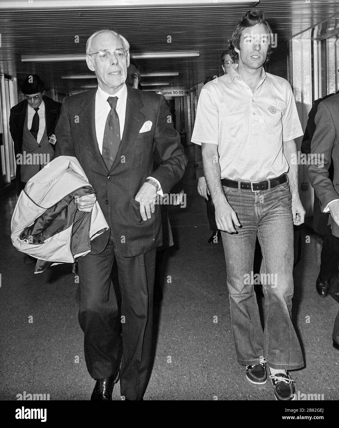 Denis Thatcher avec son fils Mark arrivant à l'aéroport d'Heathrow de Londres en janvier 1982. Banque D'Images