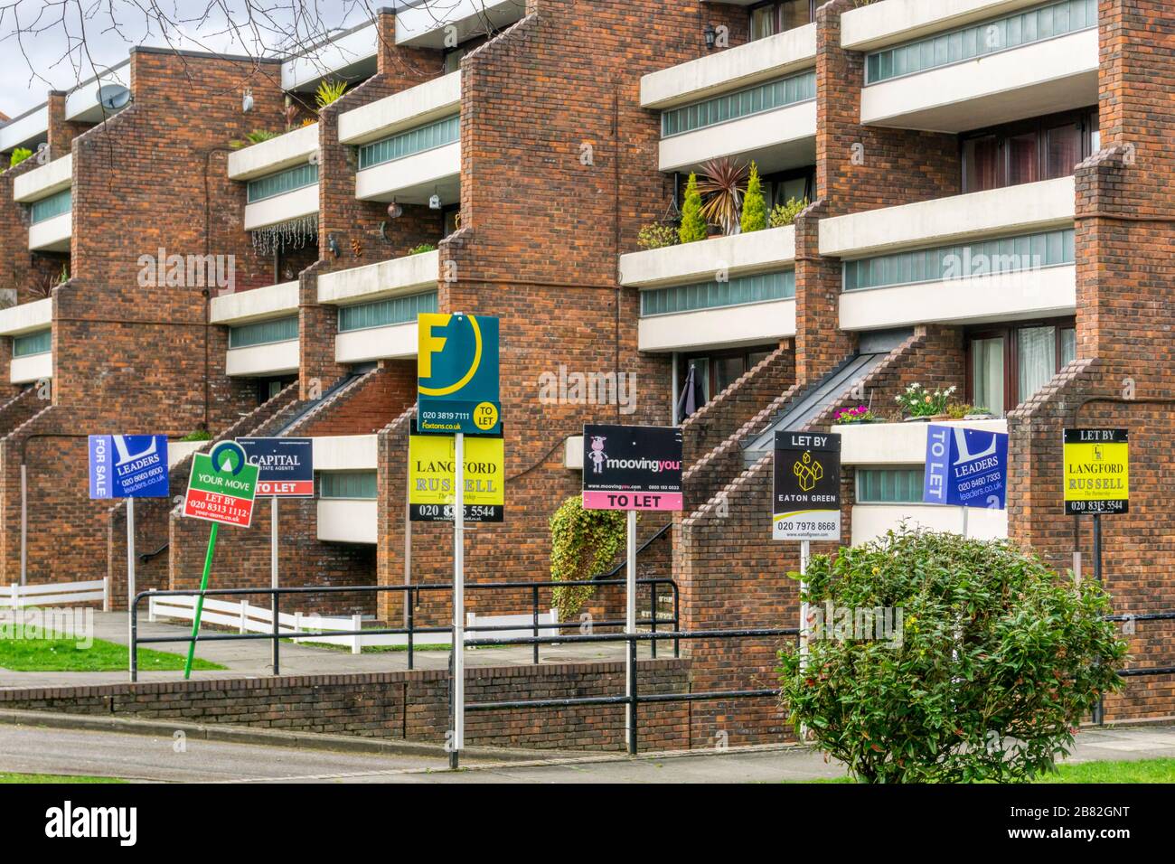 L'agent immobilier doit laisser des panneaux devant un bloc d'appartements du sud de Londres. Banque D'Images