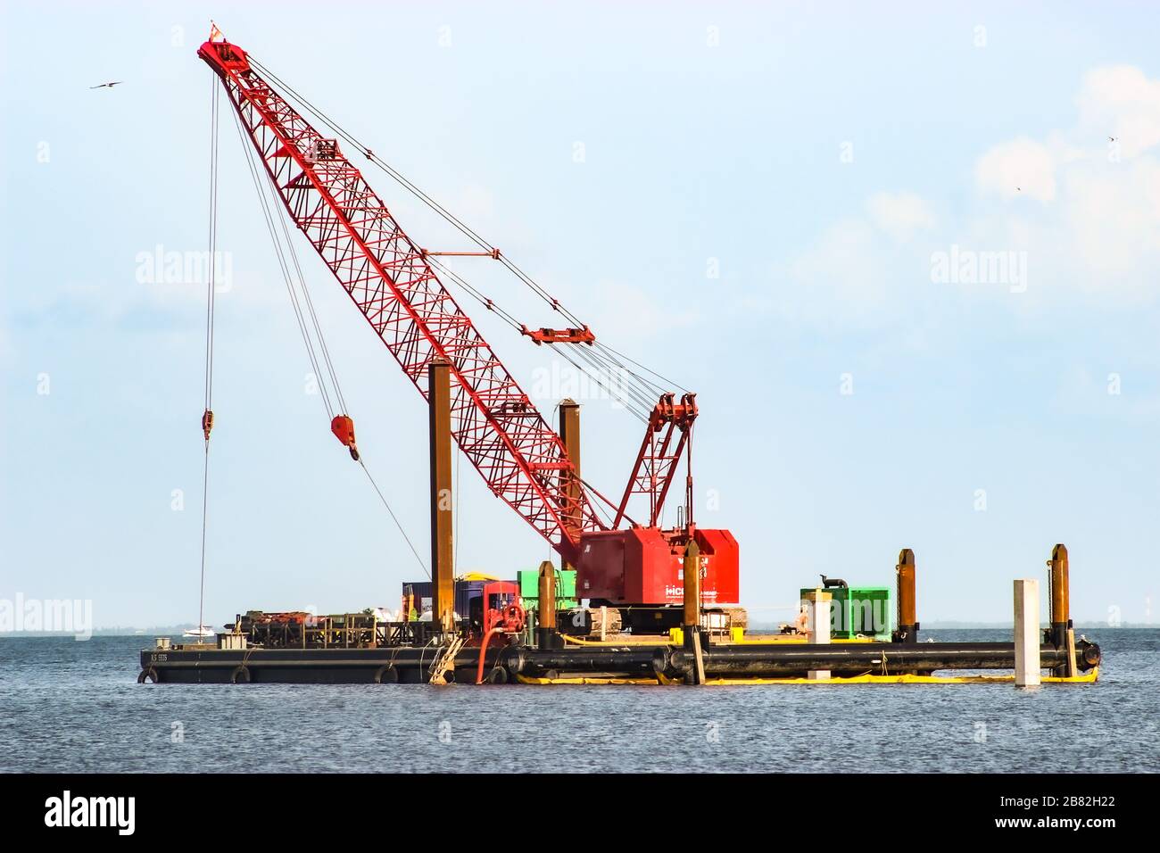 Grue de construction sur l'eau Banque D'Images