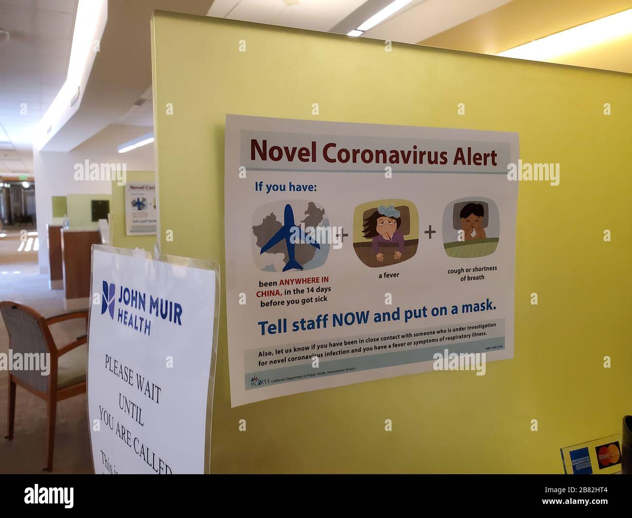 Signe d'avertissement avec la lecture du texte 'Novel Coronavirus Alert', se référant aux procédures de quarantaine et de dépistage pour les patients présentant une exposition possible à un nouveau coronavirus se propageant en Chine, dans un centre médical John Muir Health à Walnut Creek, Californie, le 9 février 2020. () Banque D'Images