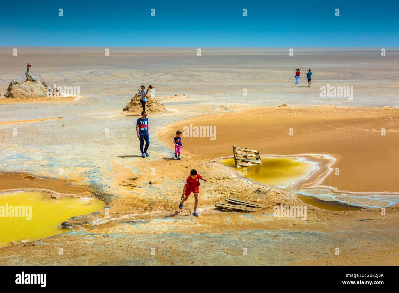 Les gens dans un lac salé. Banque D'Images