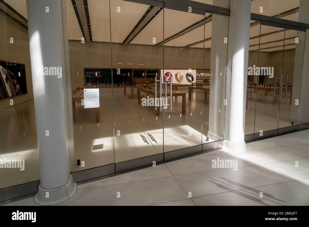 Westfield Mall Oculus à New York a fermé Apple Store le mercredi 18 mars 2020. (© Richard B. Levine) Banque D'Images