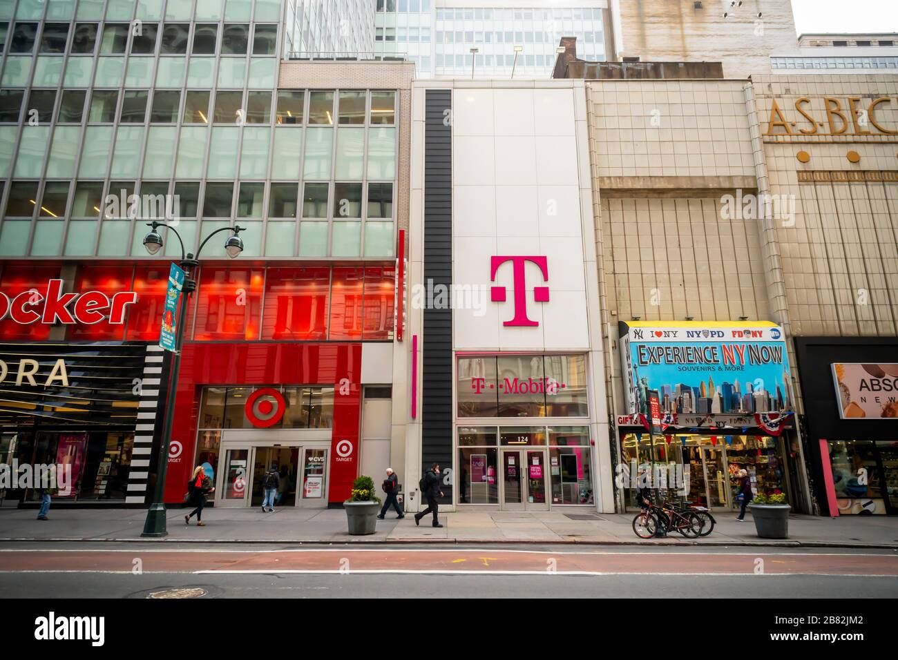 Un magasin T-Mobile USA dans le quartier Herald Square à New York le mardi 17 mars 2020. (© Richard B. Levine) Banque D'Images