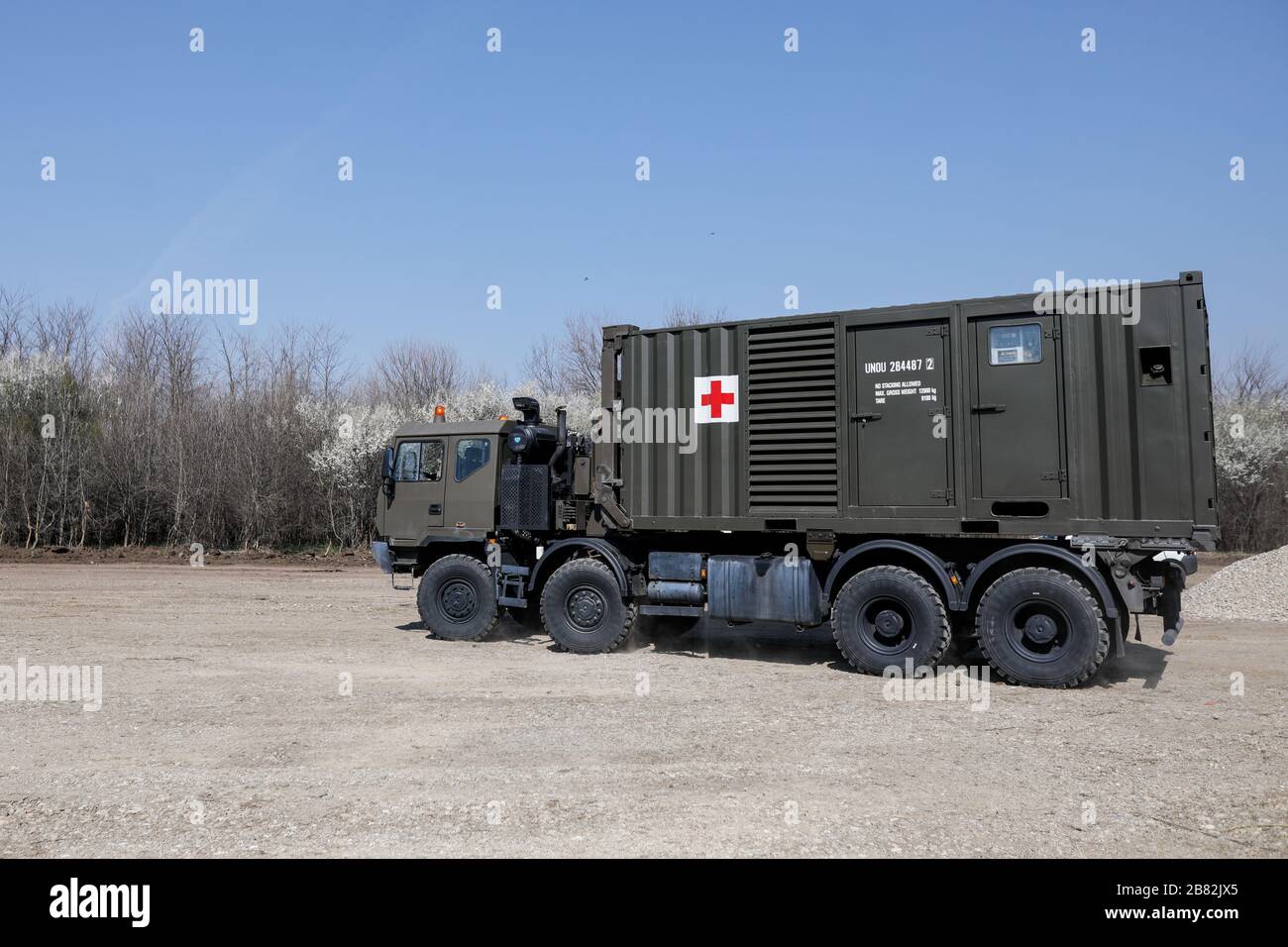 Otopeni, Roumanie - 19 février 2020: Le personnel de l'armée roumaine travaille à l'installation d'un hôpital mobile de campagne (ROL 2) pour traiter Covid-19 Banque D'Images