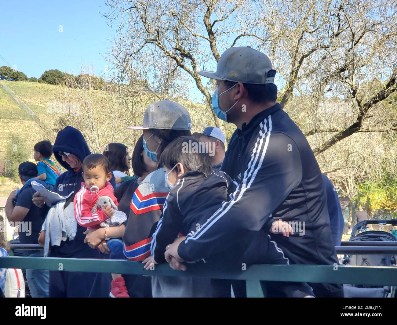 Une famille porte des masques chirurgicaux à Oakland, en Californie, lors d'une éclosion du coronavirus COVID-19 dans le nord de la Californie au début de 2020, le 29 février 2020. () Banque D'Images