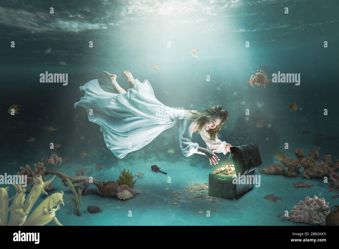 Femme avec une robe blanche longue nage sous l'eau dans l'océan et découvre  un Trésor coffre plein de pièces d'or. Concept d'aventure, de richesse et  de succès Photo Stock - Alamy