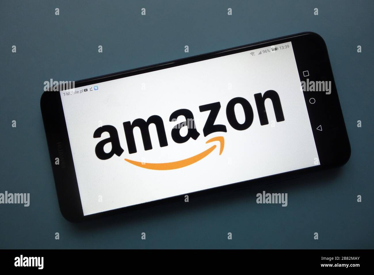 Logo Amazon affiché sur le smartphone Banque D'Images