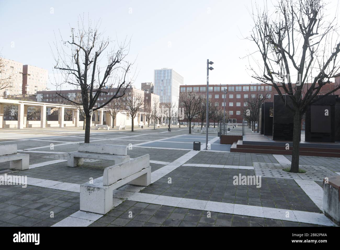 Milan, Italie. 19 mars 2020. Vue générale du district de Bicocca le 19 mars 2020 à Milan, en Italie. Le printemps fleurit dans les banlieues alors que le gouvernement italien continue à appliquer les mesures de maintien à l'échelle nationale pour contrôler la propagation de la COVID-19. Crédit: Mairo Cinquetti/Alay Live News Banque D'Images