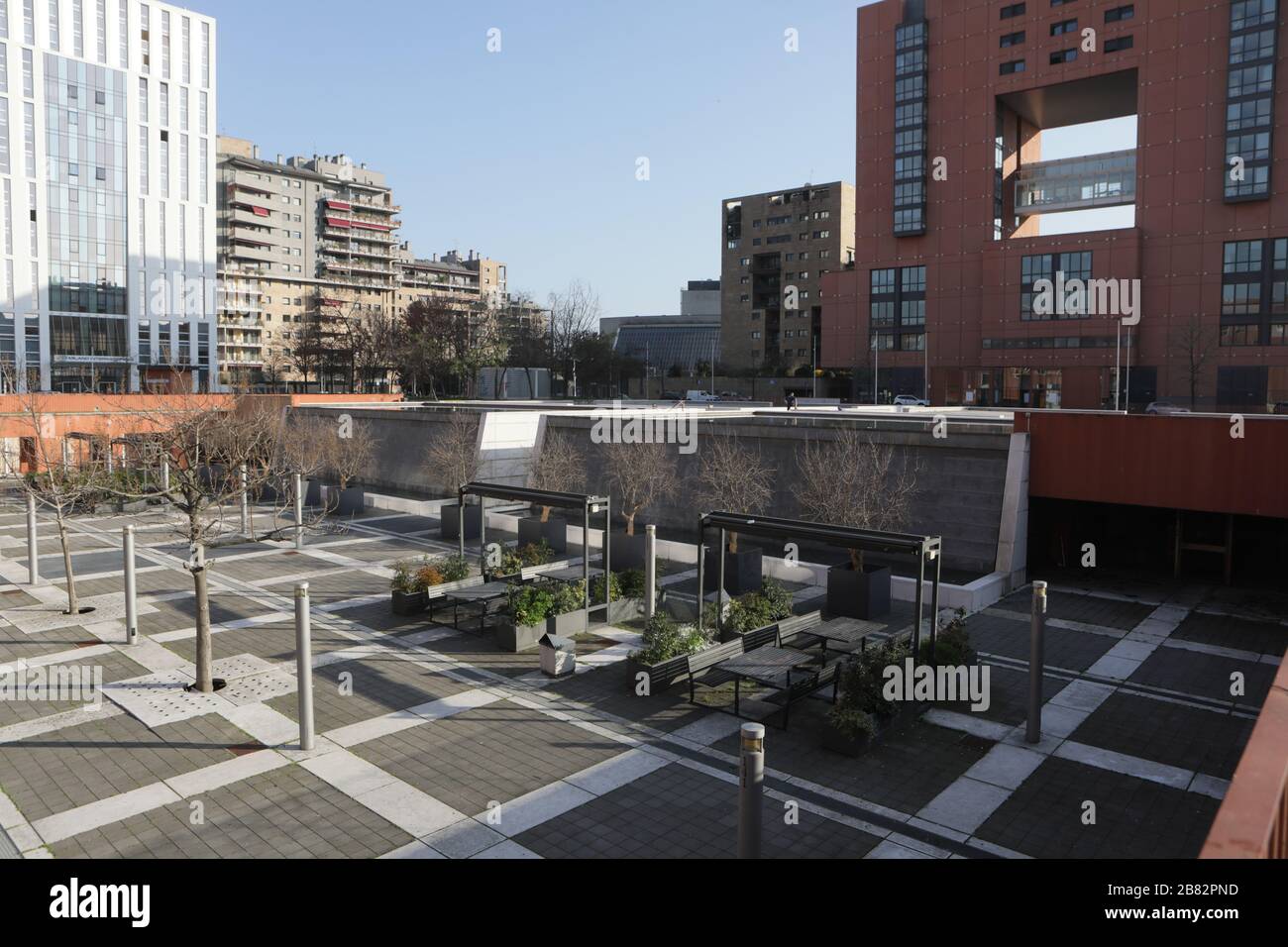 Milan, Italie. 19 mars 2020. Vue générale du district de Bicocca le 19 mars 2020 à Milan, en Italie. Le printemps fleurit dans les banlieues alors que le gouvernement italien continue à appliquer les mesures de maintien à l'échelle nationale pour contrôler la propagation de la COVID-19. Crédit: Mairo Cinquetti/Alay Live News Banque D'Images