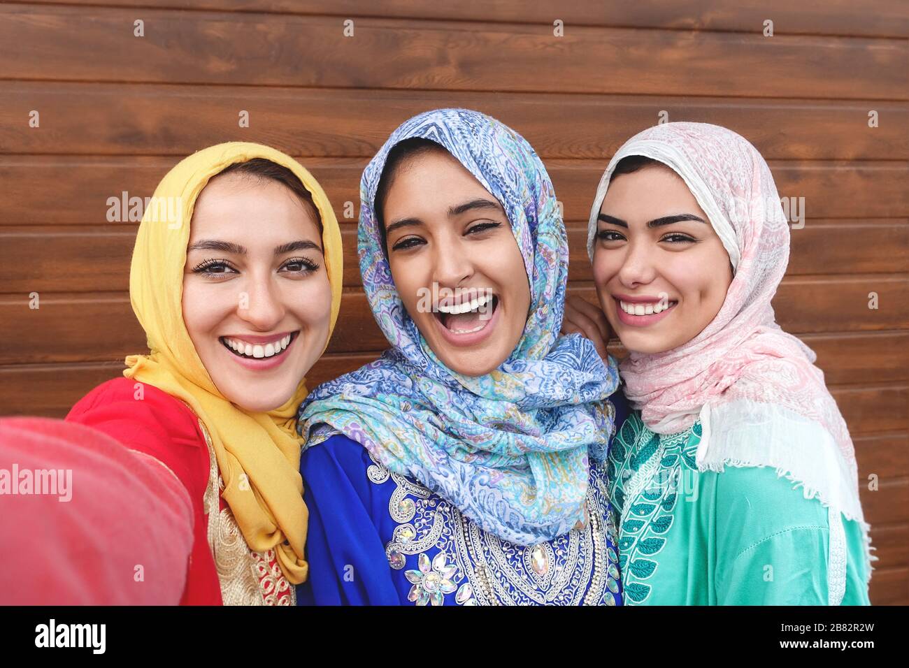 Joyeuses filles musulmanes prenant selfie en plein air - jeunes amis arabes portrait faire de soi photo pour le réseau de médias sociaux Banque D'Images