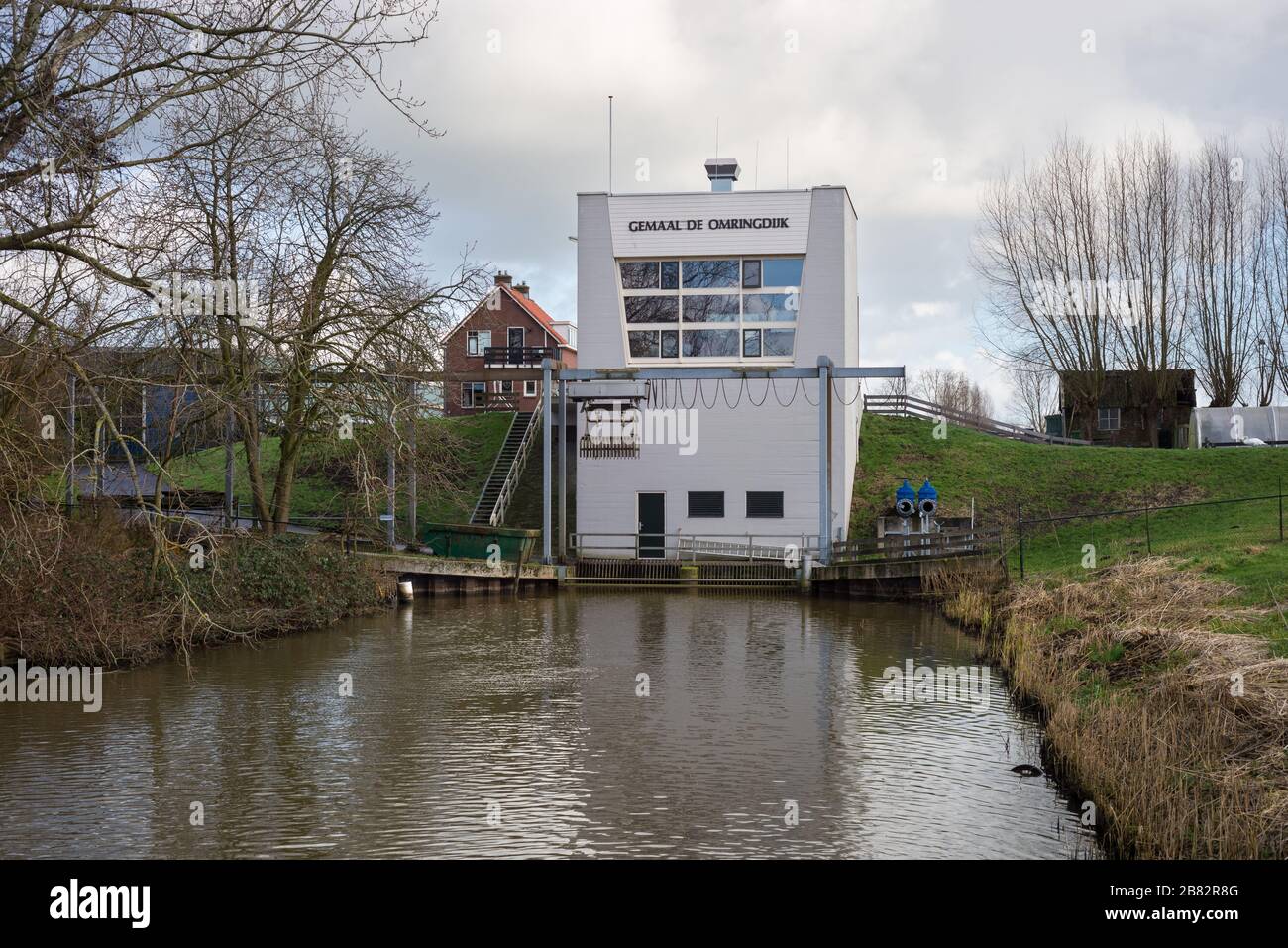 Station de pompage près d'un canal et d'une digue en Hollande. La station pompe l'eau basse à des zones plus élevées. Banque D'Images