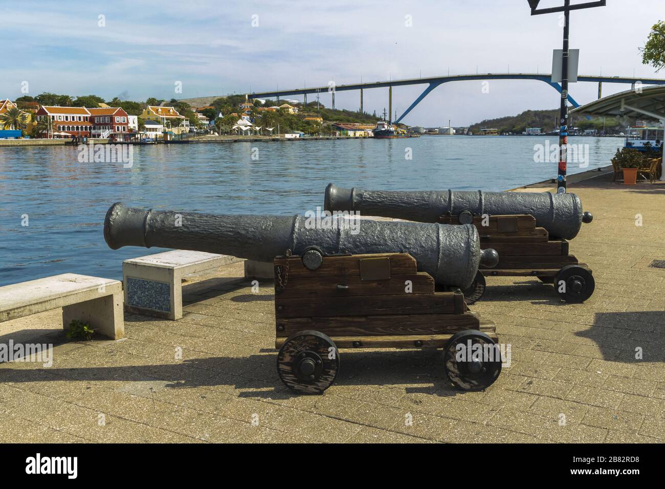 Vue rapprochée des vieilles canons d'artillerie médiévaux sur le paysage naturel. Magnifique pont Queen Juliana en face de la baie St. Anna à Willemstad. Banque D'Images