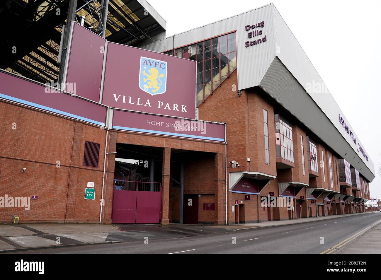 Une vue générale à l'extérieur de Villa Park, maison d'Aston Villa, après qu'il a été annoncé que le football professionnel en Angleterre ne reprendra que jeudi 30 avril 2020 au plus tôt en raison de la pandémie de coronavirus. Banque D'Images