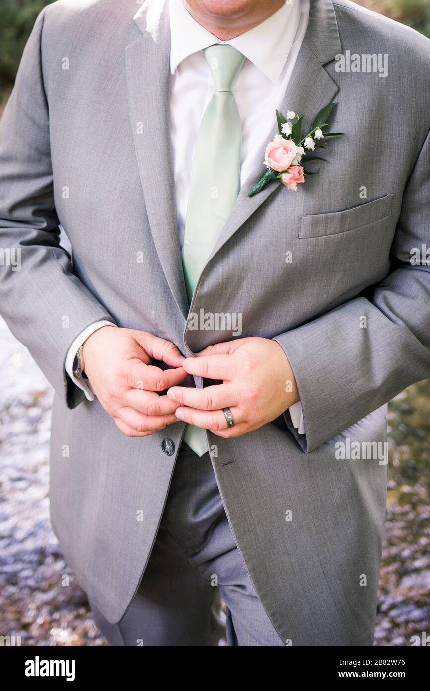 Costume d'affaires anthracite, cravate verte, boutonnière fleurie Photo  Stock - Alamy