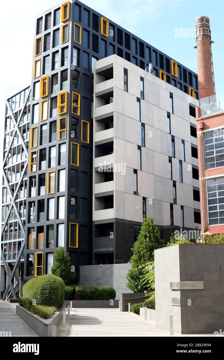 Nouveaux appartements à Trenerry Crescent, Melbourne. L'Australie aux côtés de la cheminée des vieux laits Banque D'Images