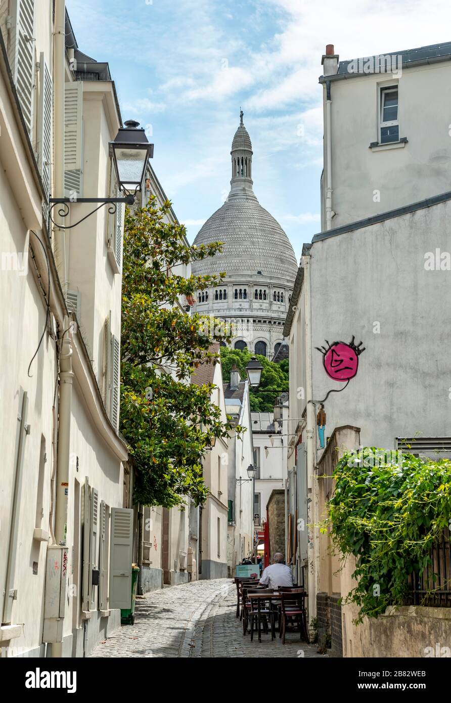 Petite allée à Montmartre avec vue sur le dôme de la Basilique Sacré-coeur, Paris, Ile-de-France, France Banque D'Images