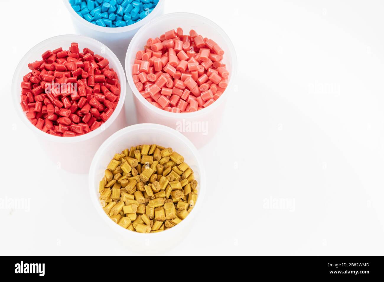 Granules de plastique gros plan pour le maintien, granules de plastique colorés avec fond blanc. Et argent dollar, entreprise de plastique, industrie de plastique. Banque D'Images