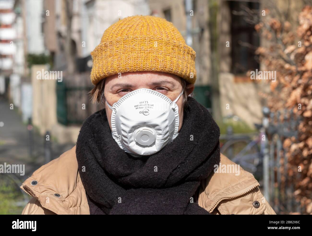 Passe-by avec masque de respiration dans le quartier de Nippes à Cologne Banque D'Images