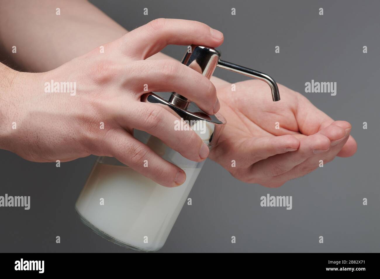 Laver les mains avec du savon liquide isolé gros plan Banque D'Images