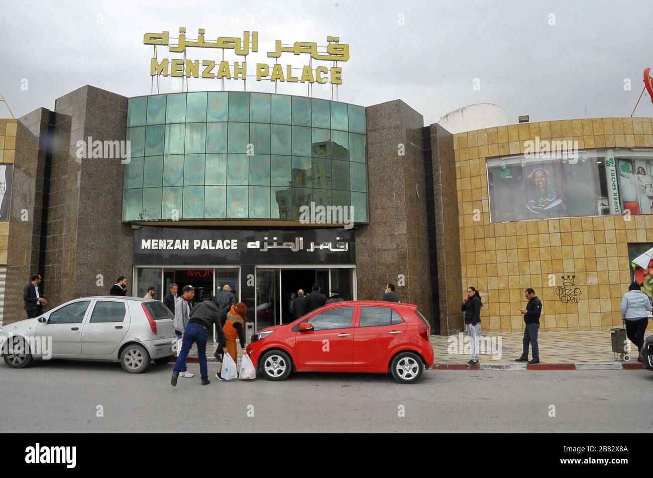 Tunis, Tunis. 19 mars 2020. Photo prise dans la zone résidentielle el Menzah 6 au nord de la capitale Tunis, où une population riche vit une heure avant le couvre-feu, Qui commence de 18 heures à 6 heures, décision prise par le Président de la République d'arrêter l'infection du virus corona, jusqu'à aujourd'hui 39 personnes touchées par le virus selon le ministère de la santé 2 personnes sont guéries et pas de mort jusqu'à maintenant.photo: Yassine Mahjoub crédit: Chokri Mahjoub/ZUMA Wire/Alay Live News Banque D'Images