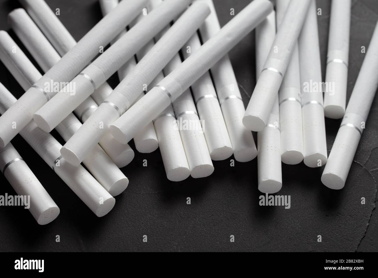 Cigarettes avec un filtre blanc sur un fond en bton sombre, mise au point douce Photo Stock - Alamy Cigarettes avec un filtre blanc sur un fond en bton sombre, mise au point douce Photo Stock - Alamy