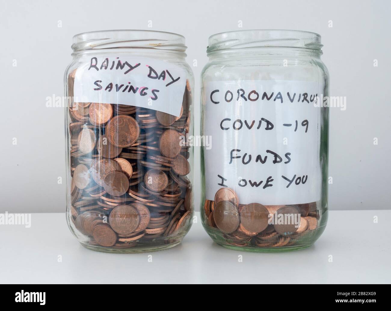 Pot de pièces. Fonds de coronavirus, épargne, dette... concept Banque D'Images