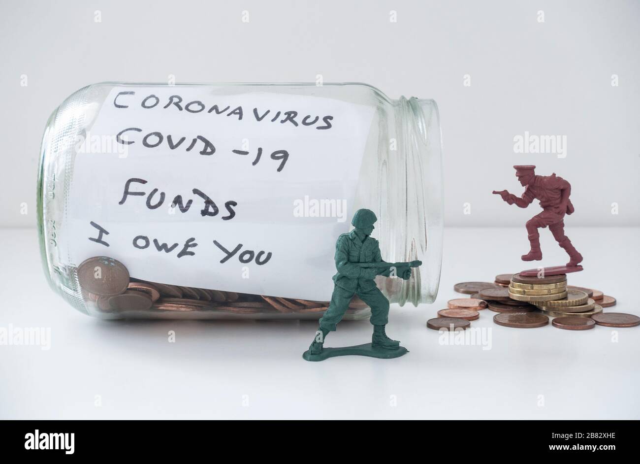 Pot de pièces. Fonds de coronavirus, lutte contre le coronavirus, épargne, dette... concept Banque D'Images