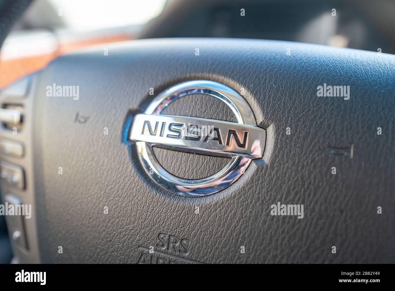 Gros plan du logo du constructeur automobile Nissan sur le volant d'une voiture, San Ramon, Californie, 5 mars 2020. () Banque D'Images