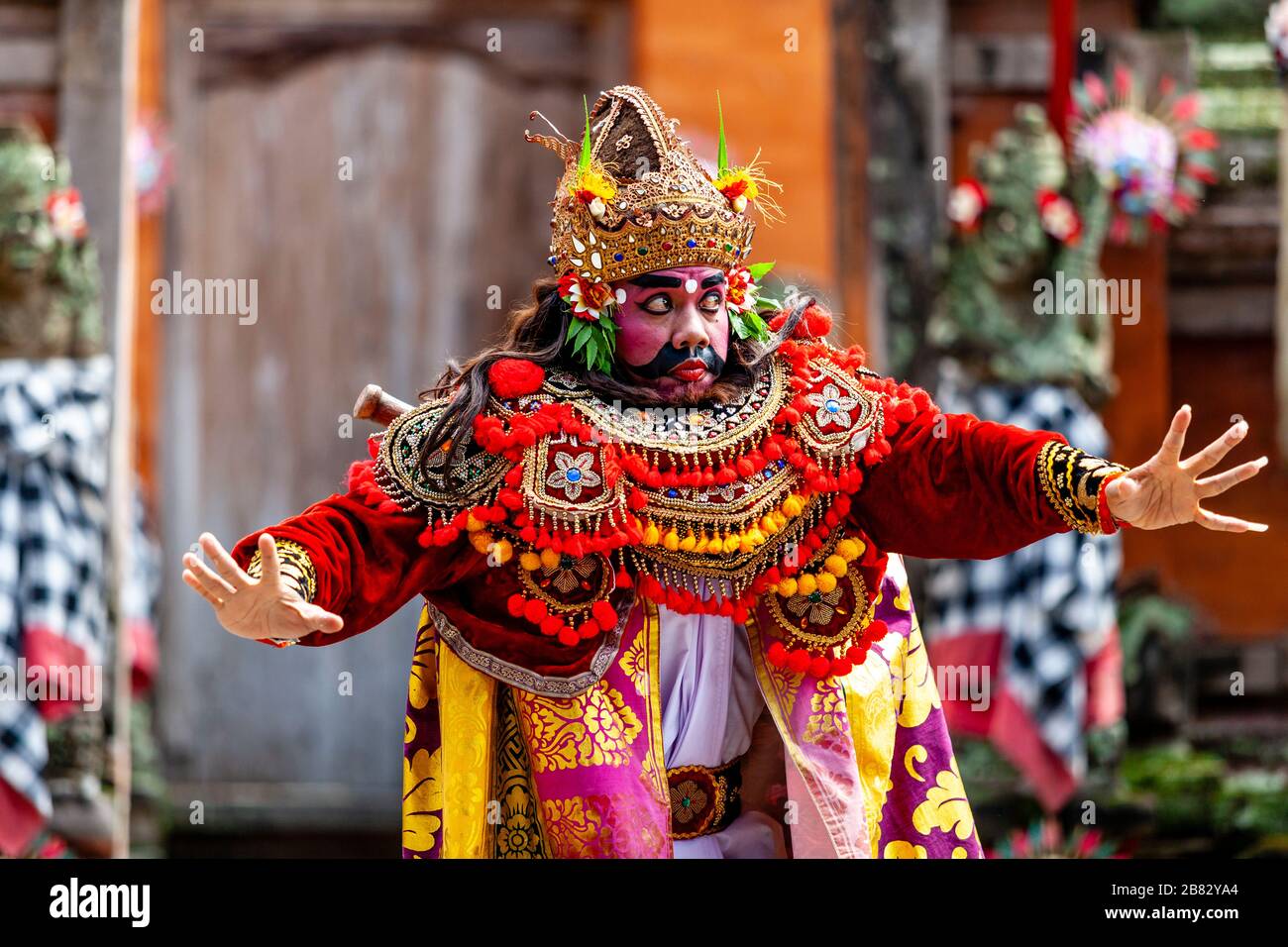 Un homme péroné dansant pendant UN barong balinais traditionnel et Kris Dance Show, Batabulan, Bali, Indonésie. Banque D'Images