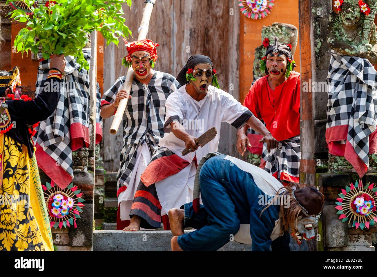 Les habitants de la région se sont produit dans UN Barong balinais traditionnel et un Kris Dance Show, Batabulan, Bali, Indonésie. Banque D'Images