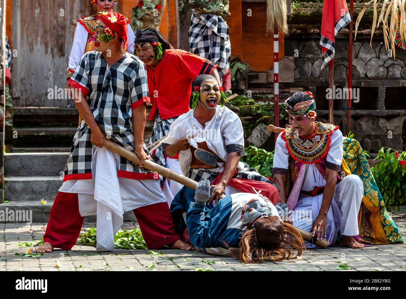 Les habitants de la région se sont produit dans UN Barong balinais traditionnel et un Kris Dance Show, Batabulan, Bali, Indonésie. Banque D'Images