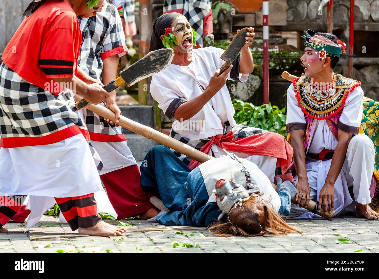 Les habitants de la région se sont produit dans UN Barong balinais traditionnel et un Kris Dance Show, Batabulan, Bali, Indonésie. Banque D'Images