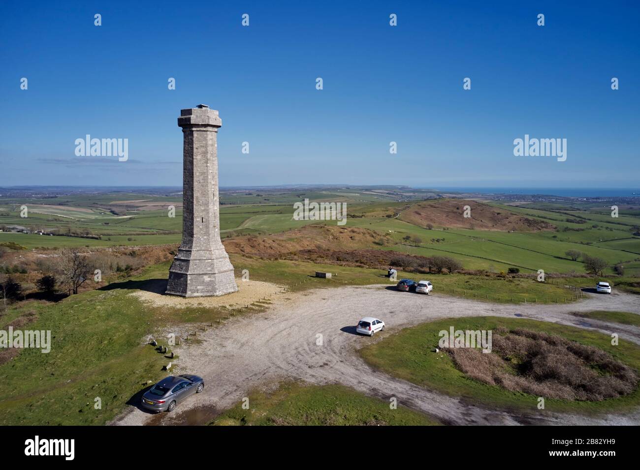 Le monument Hardy sur Black Down, avec la Manche en distance. Portesham, Dorset, Angleterre. Banque D'Images