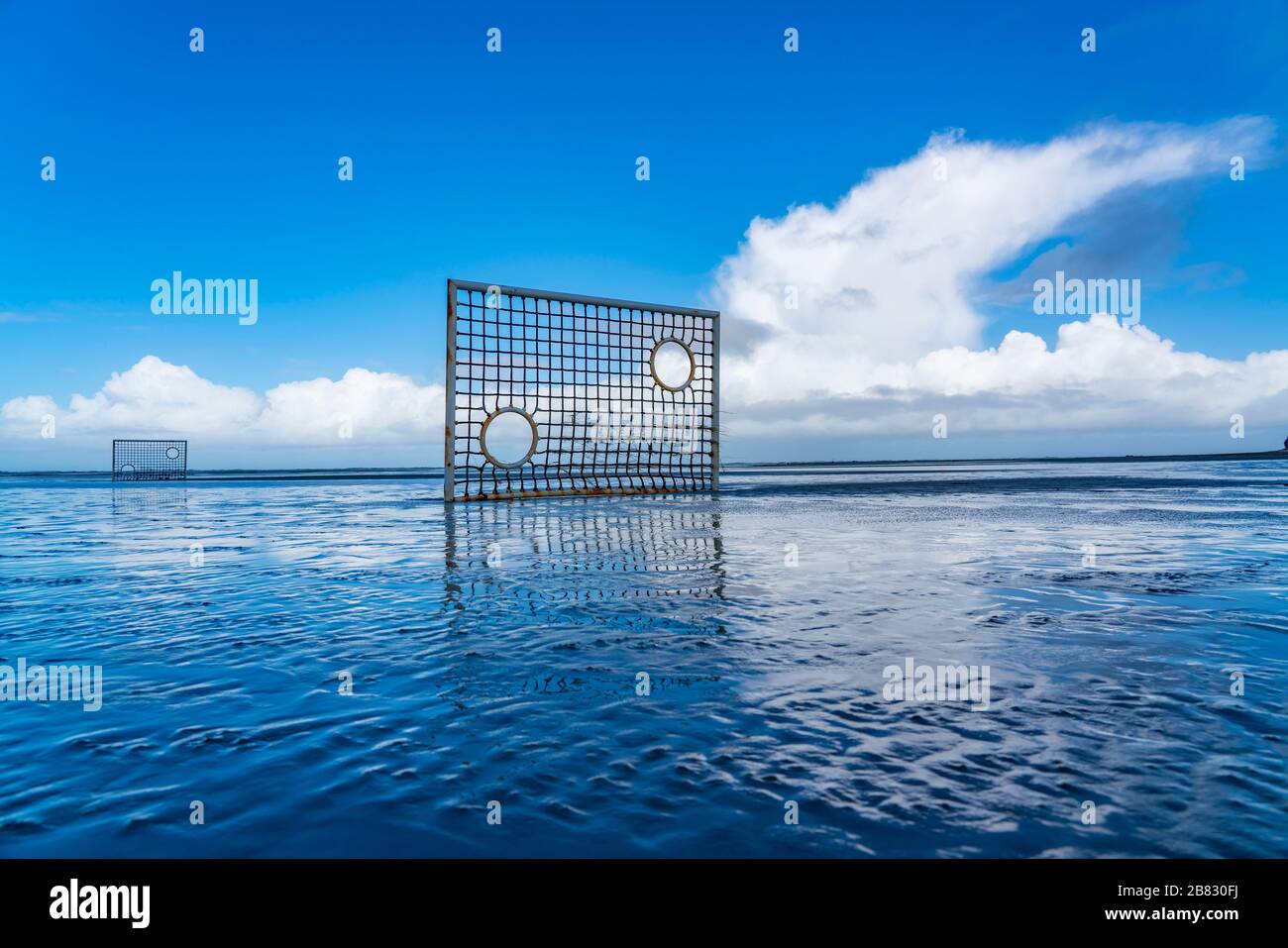 Terrain de football, terrain de football, buts, sur la plage, Priel, à l'ouest de Borkum, île, Frise orientale, hiver, saison, automne, Basse-Saxe, Allemagne, Banque D'Images