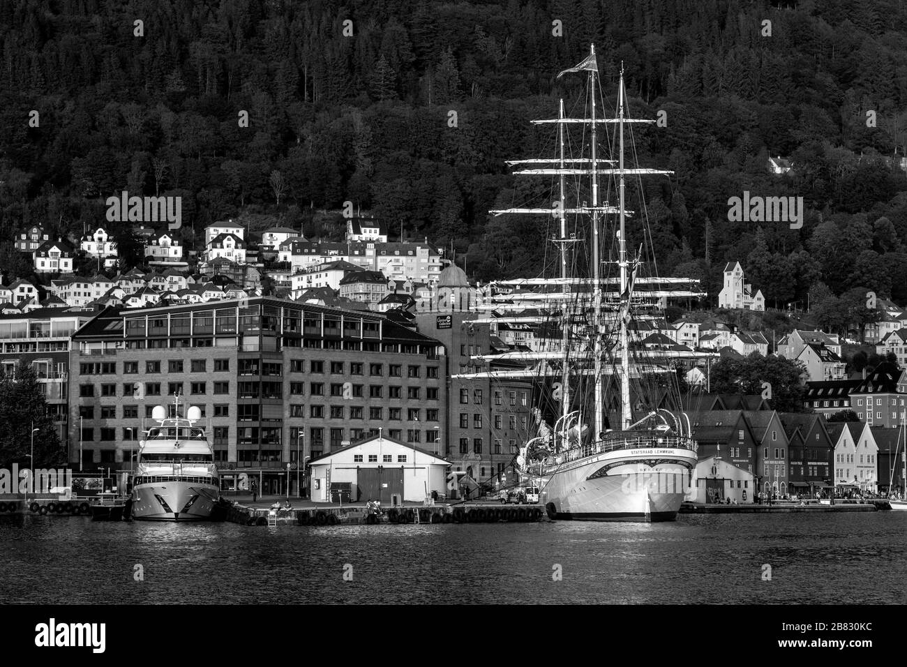 Le yacht Pure Bliss et barque de navire de grande taille Statsraad Lehmkuhl amarré au quai de Bradbenken dans le port de Bergen, Norvège Banque D'Images