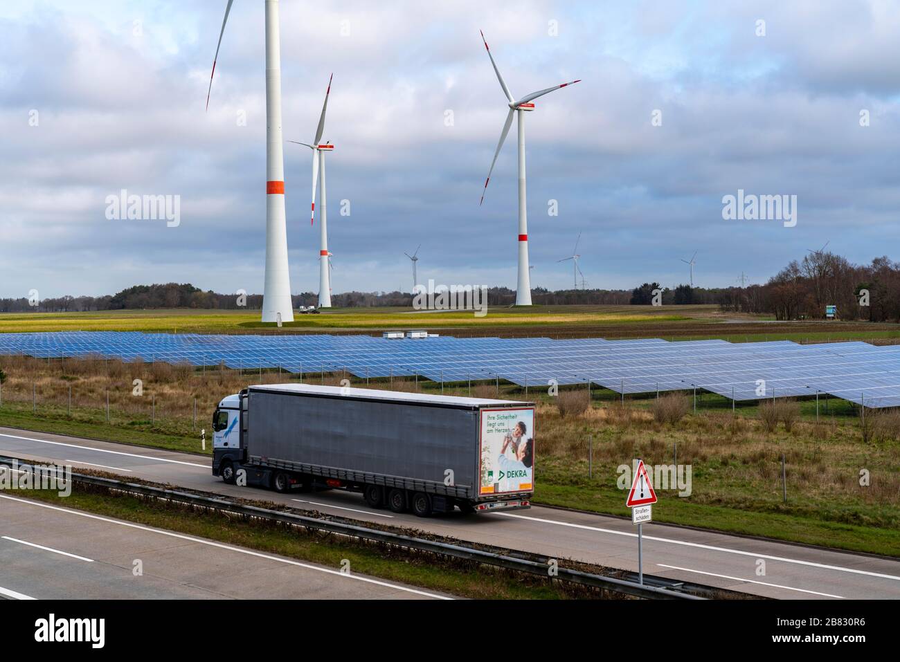 Centrale éolienne, ferme éolienne, centrale solaire, centrale photovoltaïque à l'autoroute A 27, près de Langen, Basse-Saxe, Allemagne, Banque D'Images
