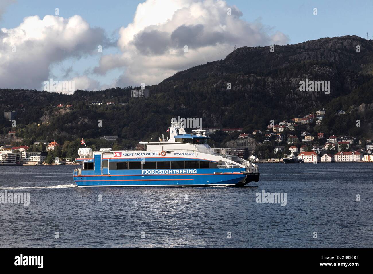 Rygertroll catamaran à passagers à grande vitesse qui arrivent dans le port de Bergen, Norvège. Banque D'Images