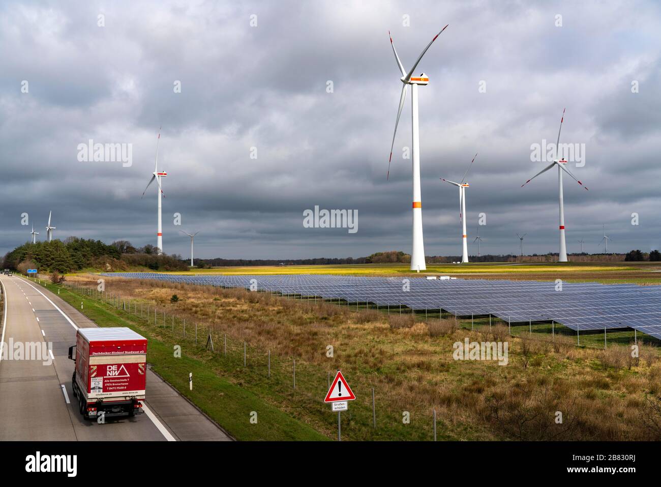 Centrale éolienne, ferme éolienne, centrale solaire, centrale photovoltaïque à l'autoroute A 27, près de Langen, Basse-Saxe, Allemagne, Banque D'Images