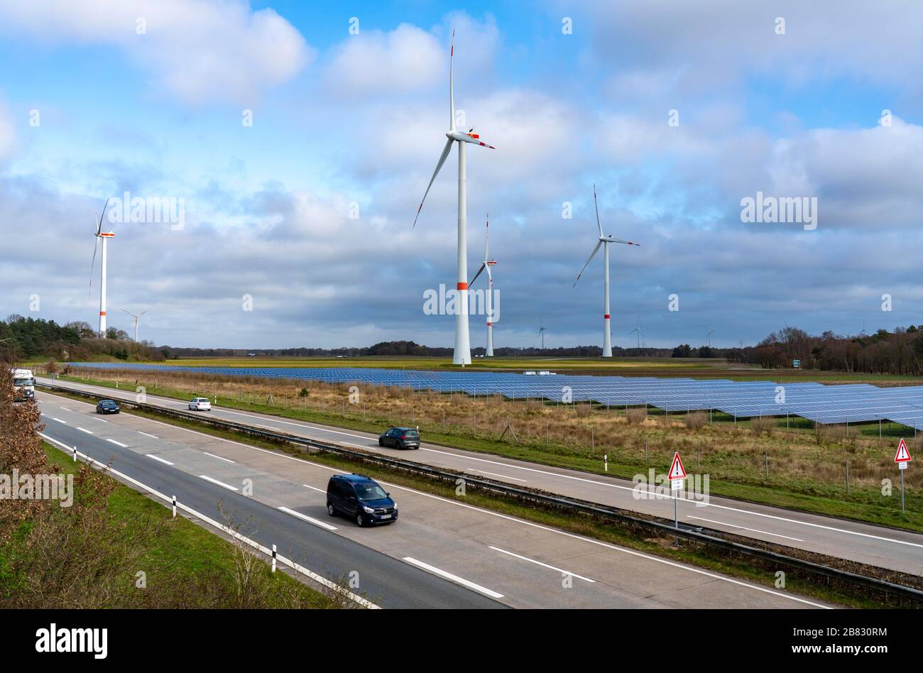 Centrale éolienne, ferme éolienne, centrale solaire, centrale photovoltaïque à l'autoroute A 27, près de Langen, Basse-Saxe, Allemagne, Banque D'Images