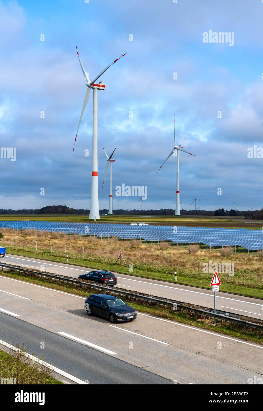 Centrale éolienne, ferme éolienne, centrale solaire, centrale photovoltaïque à l'autoroute A 27, près de Langen, Basse-Saxe, Allemagne, Banque D'Images