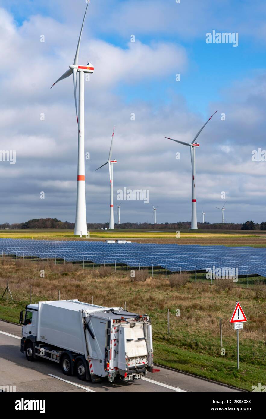 Centrale éolienne, ferme éolienne, centrale solaire, centrale photovoltaïque à l'autoroute A 27, près de Langen, Basse-Saxe, Allemagne, Banque D'Images