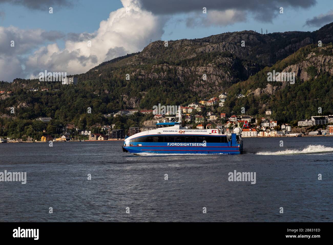 Catamaran pour passagers à grande vitesse RygerCruise au départ du port de Bergen, Norvège. Banque D'Images