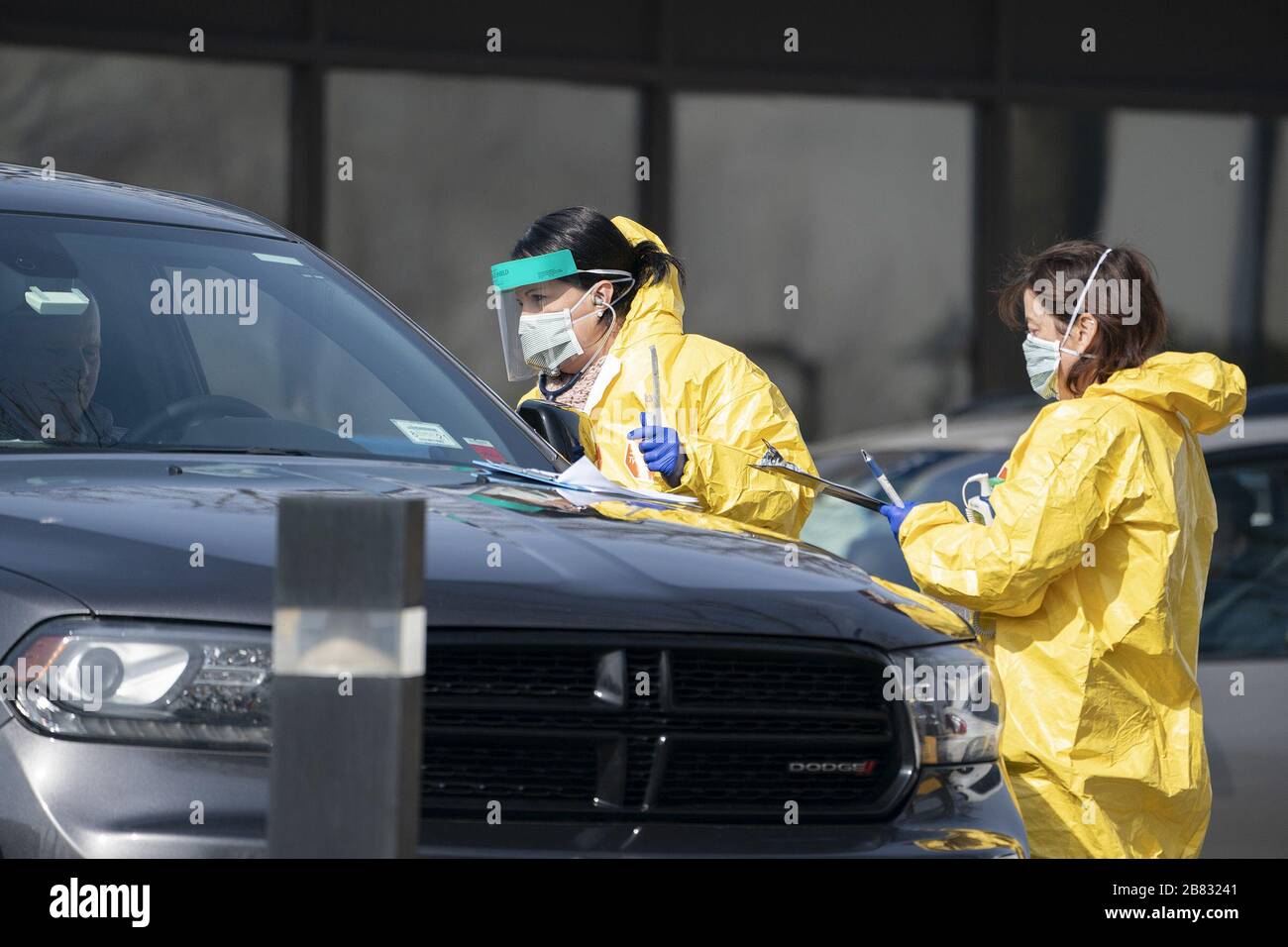 Nassau, États-Unis d'Amérique. 19 mars 2020. NASSAU, NEW YORK - 19 MARS: Un employé médical prend un échantillon d'écouvillon dans un parking au volant d'un centre de santé, où les gens peuvent être testés sur COVID-19 sans sortir de leur voiture, le 19 mars 2020 à Nassau, New York. Personnes: COVID-19 crédit: Storms Media Group/Alay Live News Banque D'Images