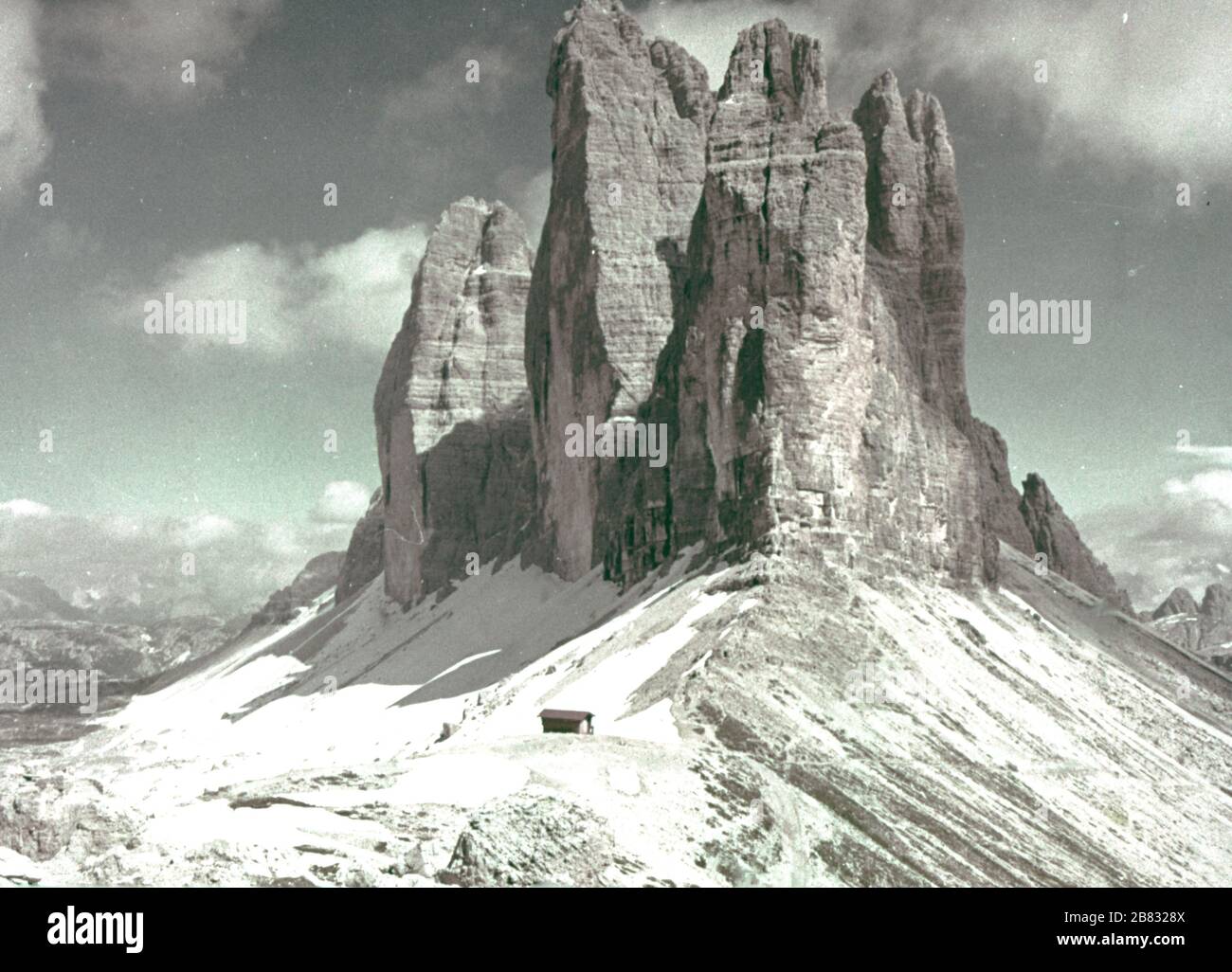 Photographie vernaculaire prise sur un film analogique de 35 mm transparent, considérée comme représentant une montagne rocheuse brune sous ciel nuageux, 1965. Les principaux sujets/objets détectés sont les paysages montagneux, la montagne, le rocher, le paysage et la nature. () Banque D'Images