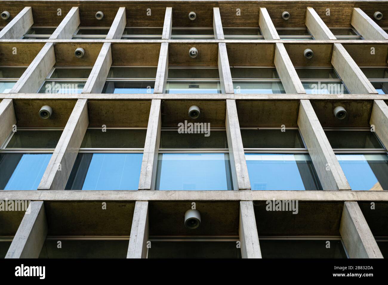 Façade géométrique du bâtiment moderne Banque D'Images